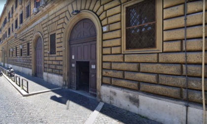 Lite per un parcheggio finisce nel sangue: turista accoltellato al volto