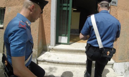 Picchia la compagna con calci e pugni e la minaccia con un coltello