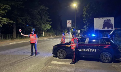 Tentano di rapinare una donna in un locale, arrestati tre senza fissa dimora