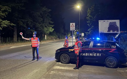 Tentano di rapinare una donna in un locale, arrestati tre senza fissa dimora