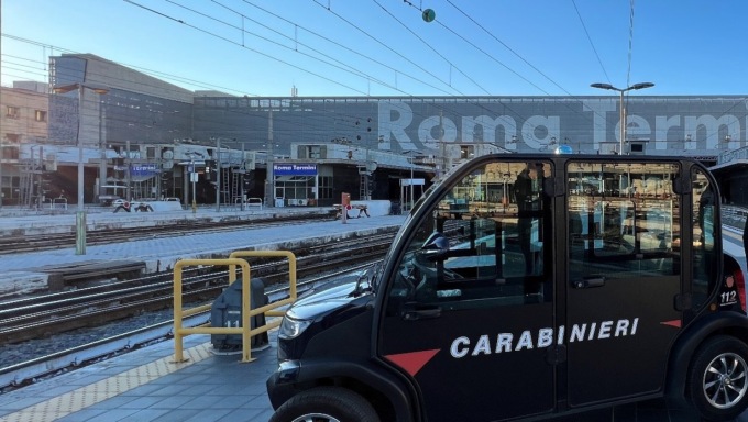 Accusa un malore alla stazione Termini, salvato dai carabinieri