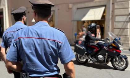 Dà fuoco a rifiuti vicino ai binari: arrestato, stop alla linea ferroviaria