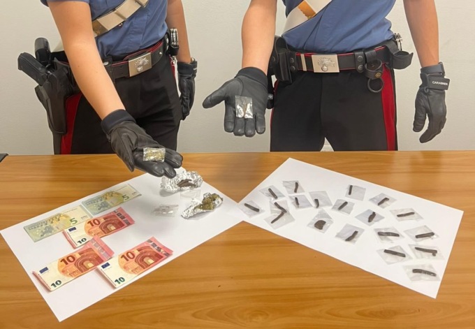 Droga a domicilio, arrestate due ragazze
