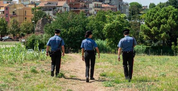 Violentata e rapinata nel parco: “Un incubo durato 10 minuti”