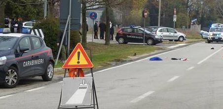 Auto investe due pedoni, un morto ed un ferito grave