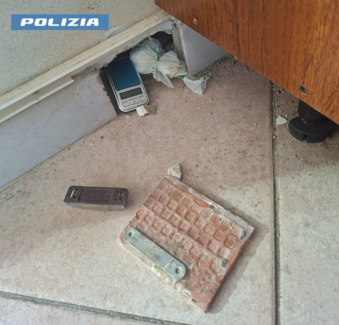 Giro di droga “in house”, madre e figlia pusher arrestate dalla Polizia