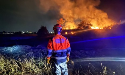 Incendio nella notte: in fiamme un capannone e un casolare