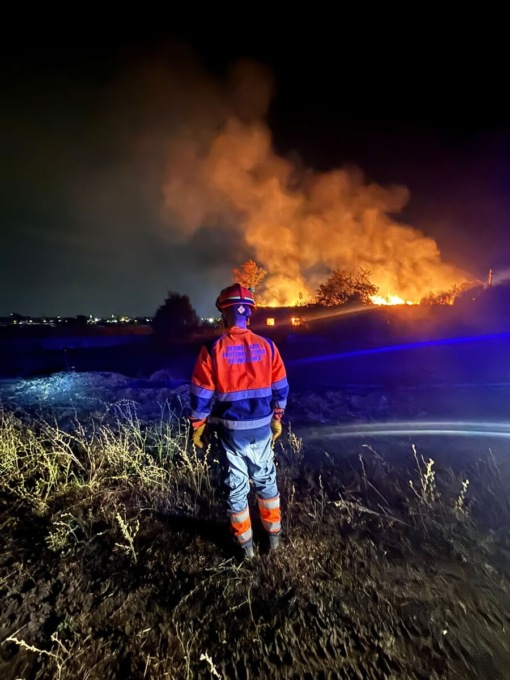 Incendio nella notte: in fiamme un capannone e un casolare