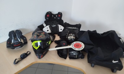 Ciclista derubato ritrova l’attrezzatura grazie alla polizia, una denuncia