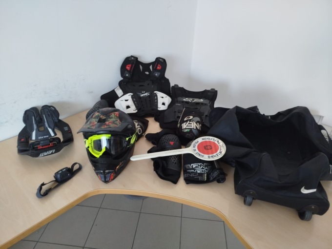 Ciclista derubato ritrova l’attrezzatura grazie alla polizia, una denuncia