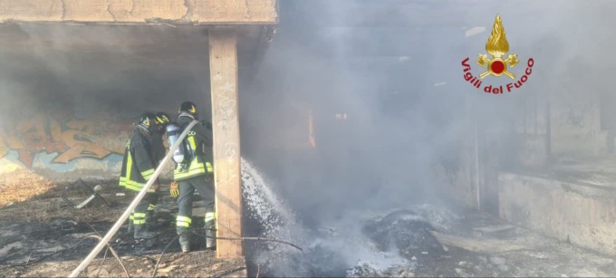 Incendio in un fabbricato abbandonato