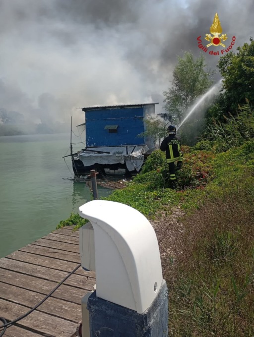 Incendio in un cantiere nautico