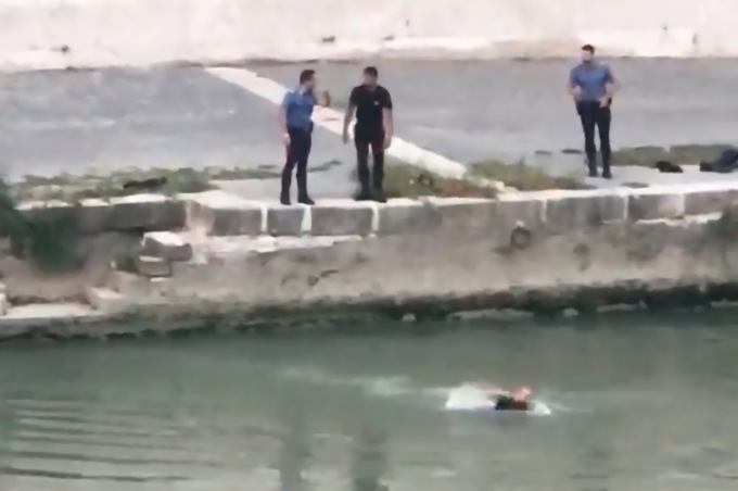 Giovane tenta il suicidio gettandosi nel Tevere, salvato dai carabinieri