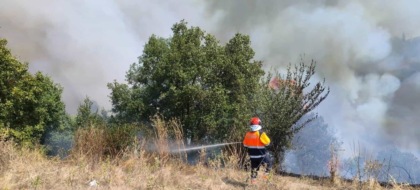 Incendio minaccia gli abitanti di alcune palazzine