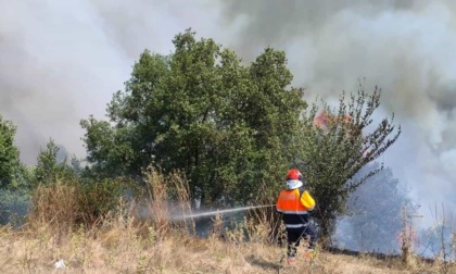 Incendio minaccia gli abitanti di alcune palazzine