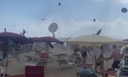 Tromba d’aria su litorale di Maccarese, volano ombrelloni dalla spiaggia
