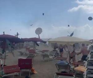 Tromba d’aria su litorale di Maccarese, volano ombrelloni dalla spiaggia