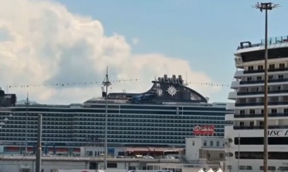 Nave in avaria al largo, canti e balli tra i passeggeri all’arrivo a Napoli