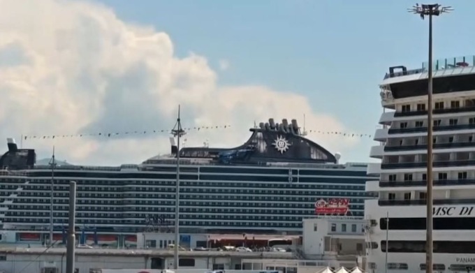 Nave in avaria al largo, canti e balli tra i passeggeri all’arrivo a Napoli