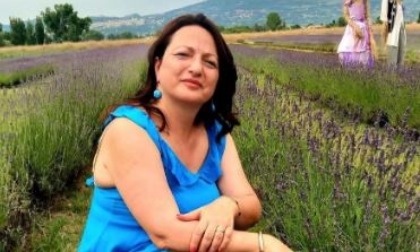 Linda Lucidi: un’estate di arte, poesia e impegno sociale tra i borghi dell’Umbria