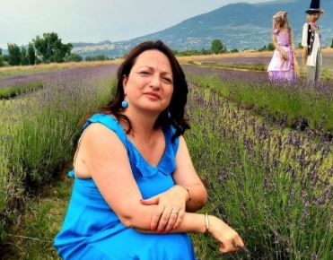 Linda Lucidi: un’estate di arte, poesia e impegno sociale tra i borghi dell’Umbria