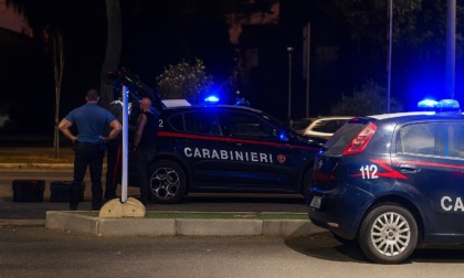 24enne a torso nudo lancia sassi contro auto in sosta: arrestato dai Carabinieri