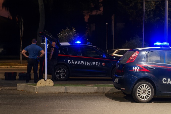 24enne a torso nudo lancia sassi contro auto in sosta: arrestato dai Carabinieri