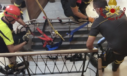 Soccorso al quinto piano: uomo trasportato in barella aerea