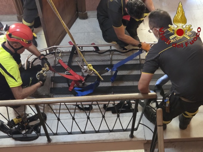 Soccorso al quinto piano: uomo trasportato in barella aerea