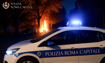 Notte di fuoco nella capitale, 7 veicoli in fiamme