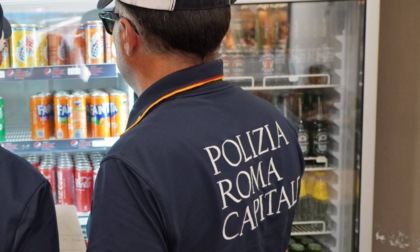 La Polizia Locale sequestra oltre 70 chili di alimenti scaduti in un minimarket