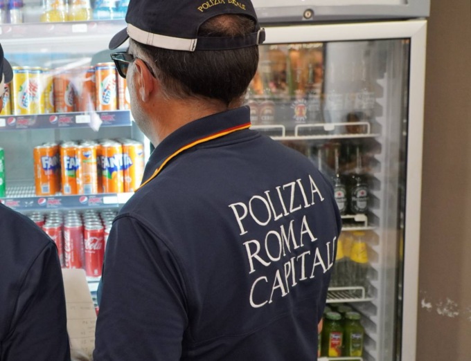 La Polizia Locale sequestra oltre 70 chili di alimenti scaduti in un minimarket 