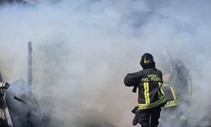 Incendio distrugge baracche ed un'auto