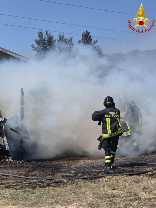 Incendio distrugge baracche ed un’auto