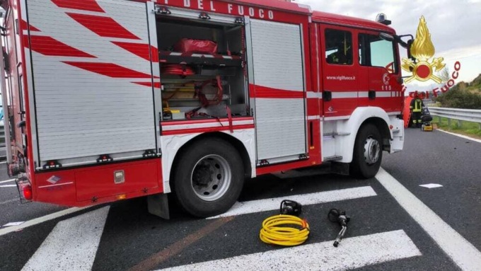 Bosco in fiamme vicino all’autostrada