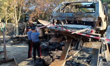 Fiamme dolose nel deposito di rifiuti speciali, denunciato un uomo di 60 anni