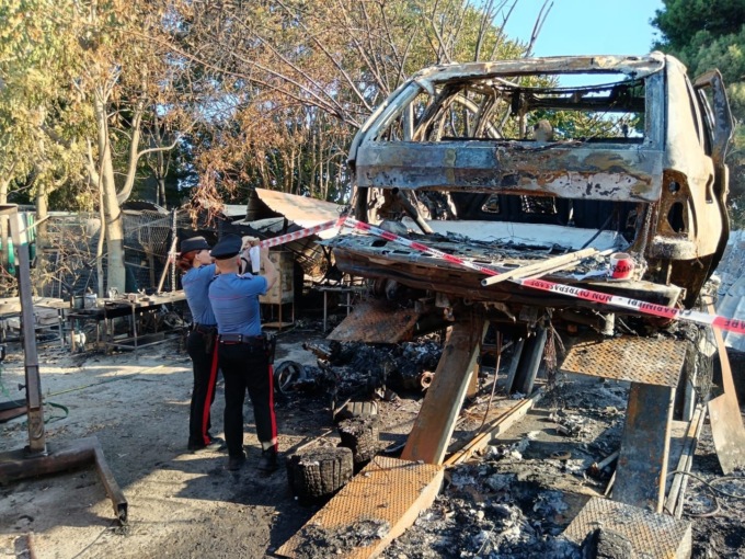 Fiamme dolose nel deposito di rifiuti speciali, denunciato un uomo di 60 anni