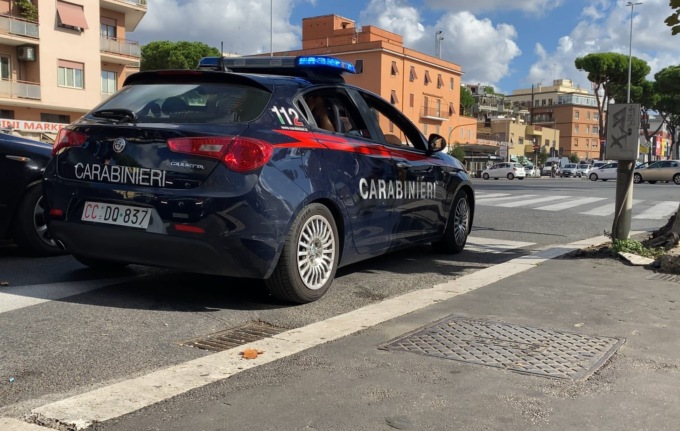 Spari in pieno giorno da un’auto in corsa: caccia all’uomo