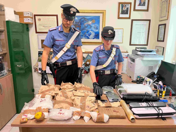 La droga per “Ferragosto”, famiglia in manette