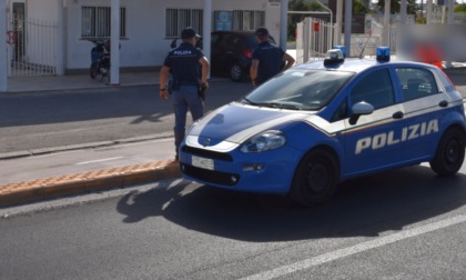 Gambizzato in strada ad Ostia, pregiudicato si rifugia in una farmacia