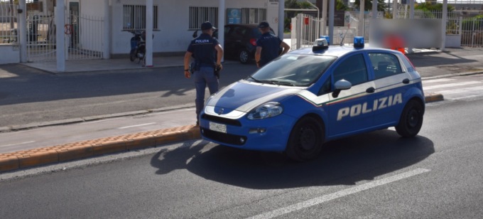 Gambizzato in strada ad Ostia, pregiudicato si rifugia in una farmacia