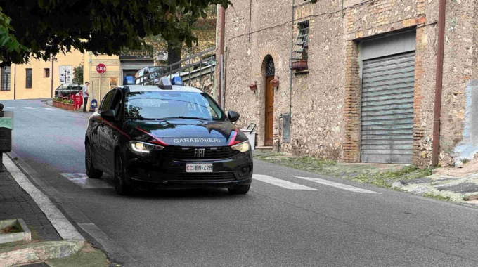 Rompe il braccialetto elettronico e chiede di andare in carcere, arrestato