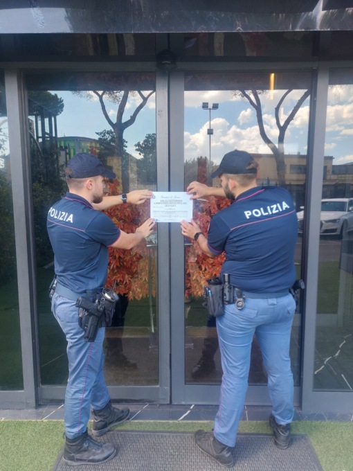 Topi tra i tavoli del locale, chiuso un ristorante cinese