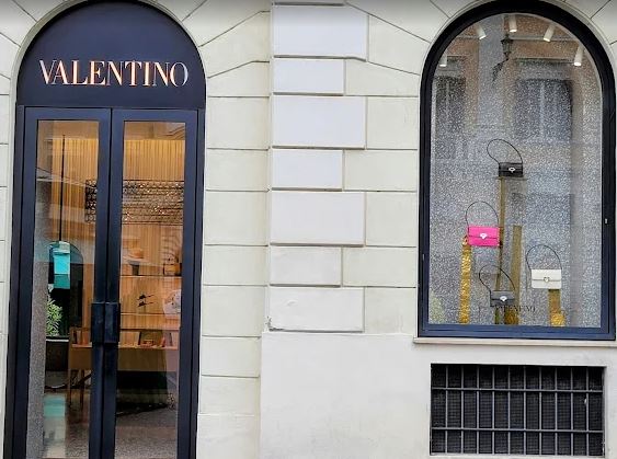 Furto nella boutique Valentino, rubate 30 borse