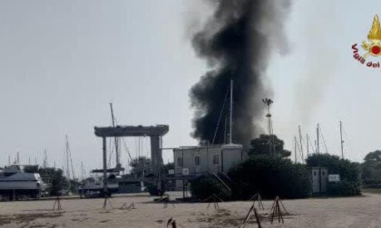 Incendio in un rimessaggio barche, in fiamme quattro imbarcazioni