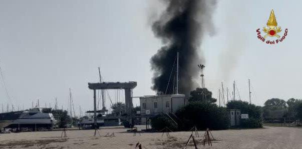 Incendio in un rimessaggio barche, in fiamme quattro imbarcazioni