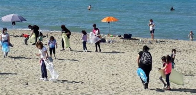 Cittadini e volontari ripuliscono la spiaggia di Torvaianica