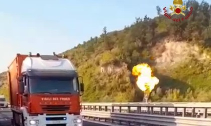 Cisterna a fuoco sull'A1, restano chiusi alcuni tratti