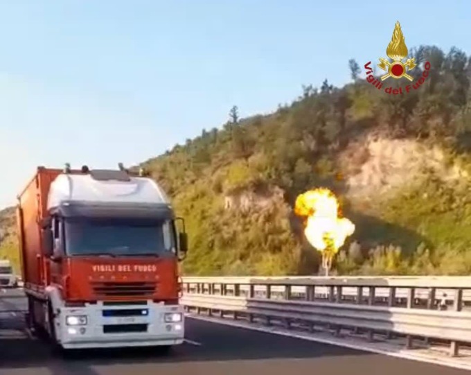 Cisterna a fuoco sull’A1, restano chiusi alcuni tratti