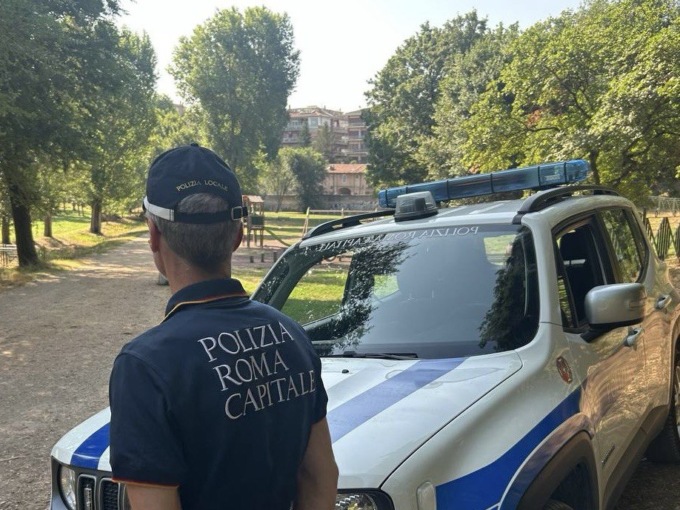 Giovane aggredita e ferita dal cane, la padrona scappa